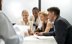 Equipe reunida analisando processos de departamento pessoal