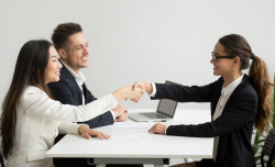 Aperto de mãos representando planejamento tributário empresarial